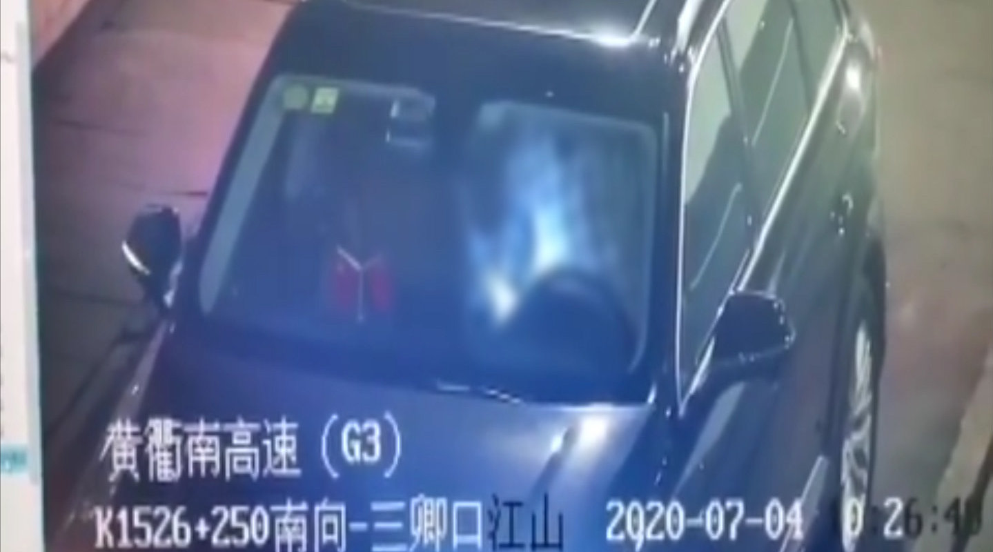 浙江一对男女停车行不雅之事被监控录下
