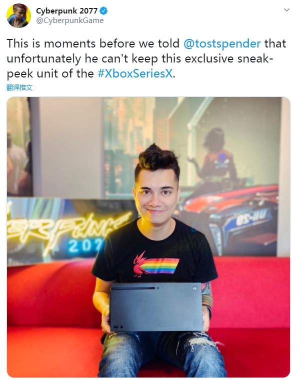 《赛博朋克2077》关卡设计师手拿主机面露微笑