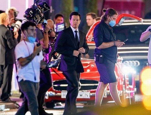 《神秘海域》电影柏林片场照 德雷克苏利文行走街头