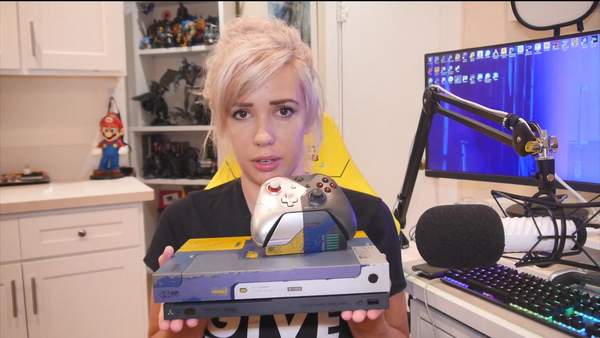 《赛博朋克2077》限定X1X主机开箱赛博朋克风十足