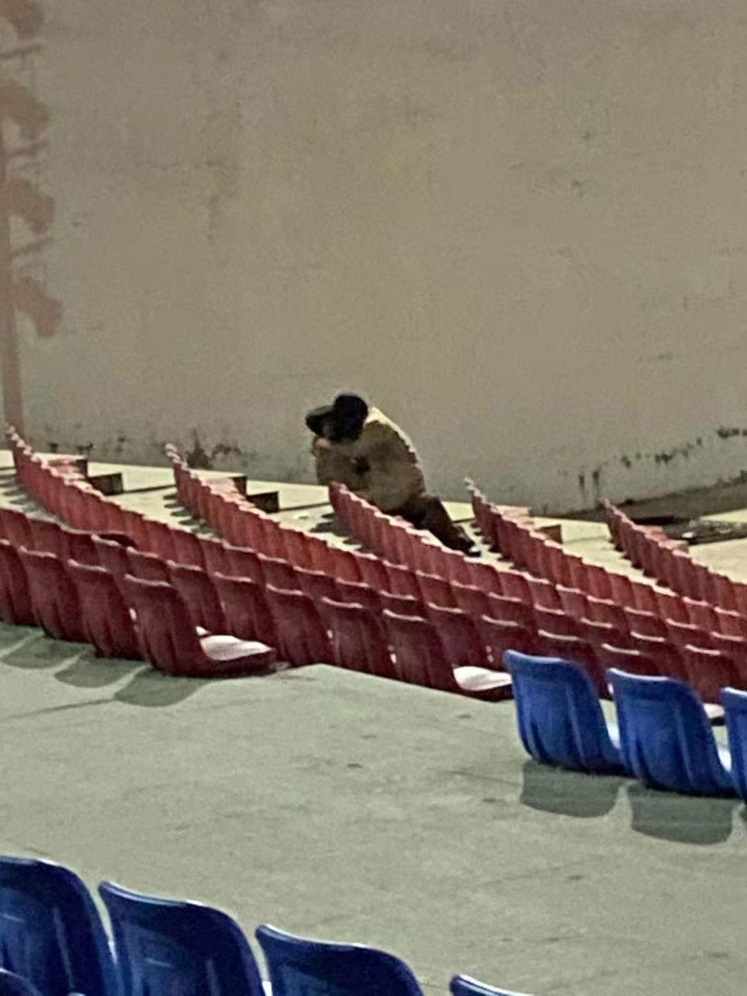 郑州某情侣学生在操场座位上做不雅之事