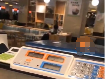 扬州高校学生在食堂不雅行为