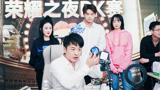 快手辛巴和他的跟随者 看似风光家族无非名利江湖