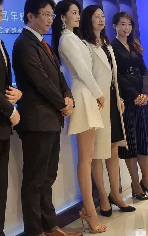 李沁的腿有多直？当看到她跟旁边柱子的对比后我承认我酸了