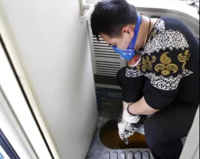 一位列车掏粪工的自白原来屎是咸的掏粪是个技术活。