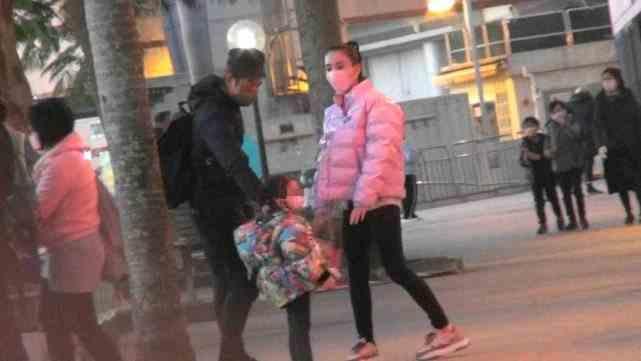 记者上去跟城城打招呼郭富城夫妇很有礼貌