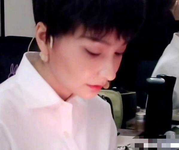 吴昕后台化妆被偷拍助理手滑上传朋友圈