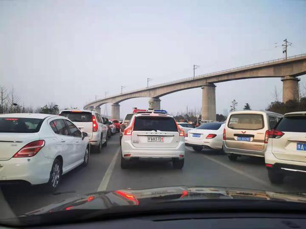 大年初一郑州网红打卡地蝶湖堵成停车场