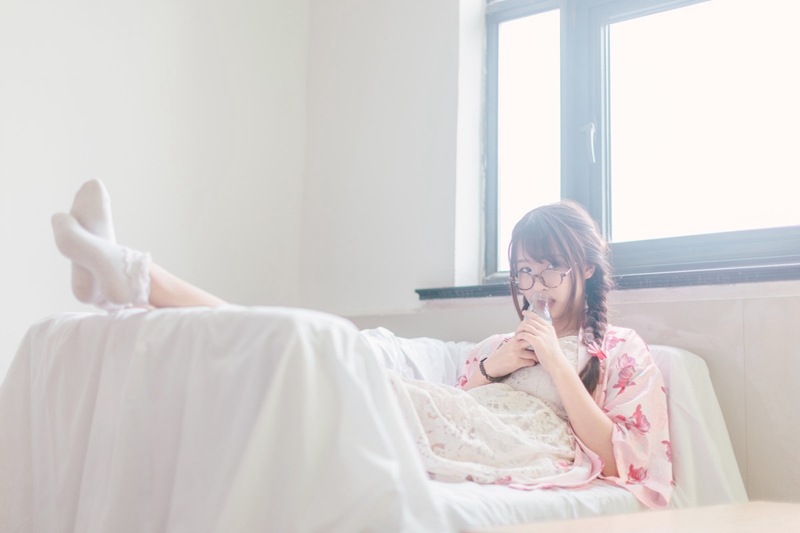 福利美图 呆萌眼镜妹吃西瓜喝牛奶清凉私房照