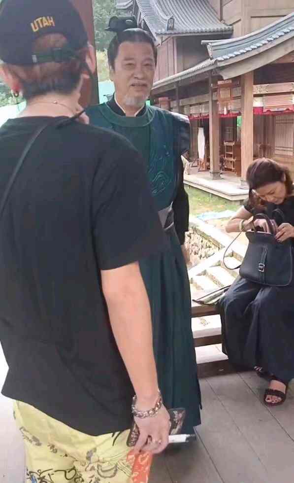 助理晒吴孟达生前拍戏画面妻子侯珊燕相伴左右