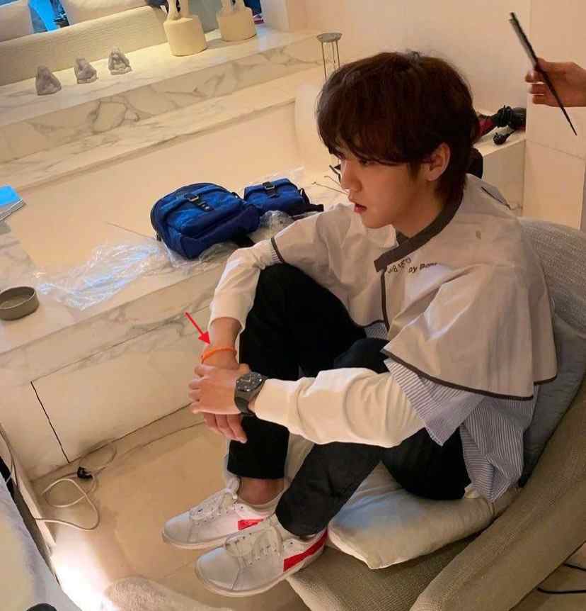 鹿晗罕晒生活照手上依旧戴着女友关晓彤编的几块钱手链