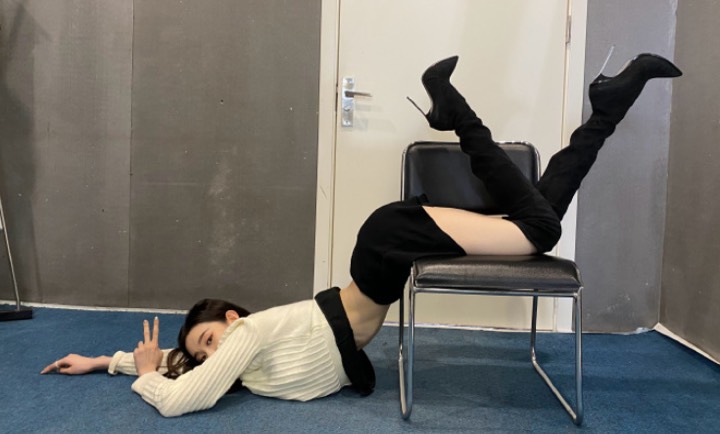 张艺凡挑战杨幂的漫画腰瘦到肋骨明显饱一顿眼福