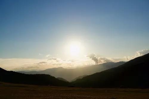 一个人最好的底牌金钱而是这两个字 靠谱！