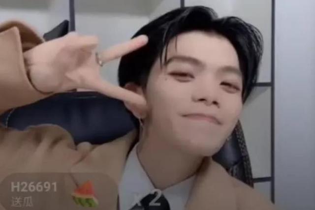 快手网红&ldquo;七鹤大人&rdquo;为涨粉摘下口罩看到庐山真面目