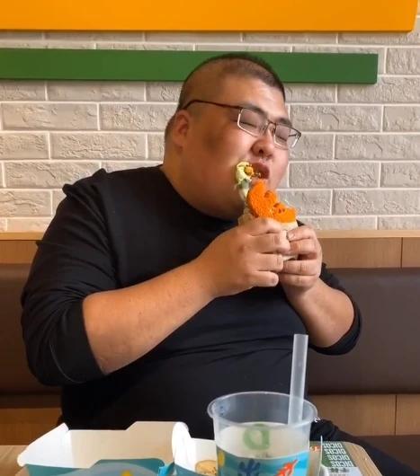 快手网红泡泡龙去世后某吃播网红继续暴饮暴食