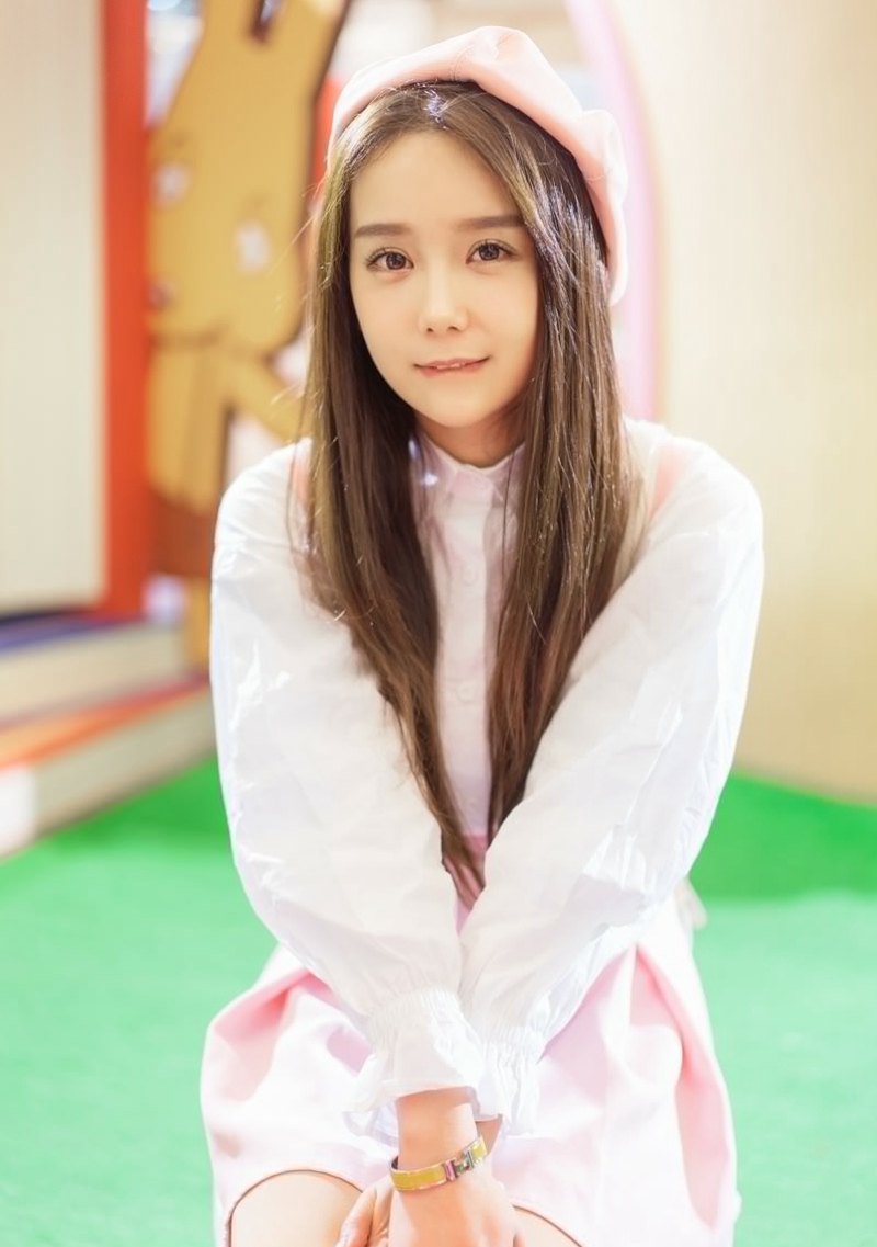 福利美图 俏皮美女游乐场秋装粉嫩甜美写真