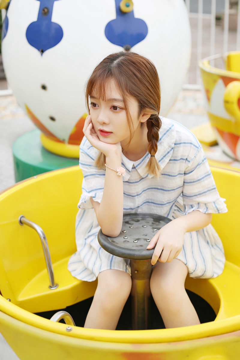 福利美图 游乐场马尾辨美女写真清新颜值漂亮